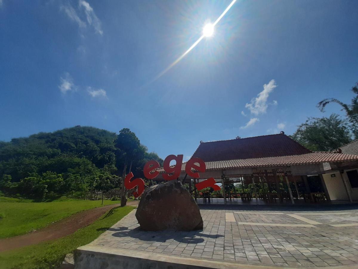 Seger Nusantara Albergue Kalisat Exterior foto